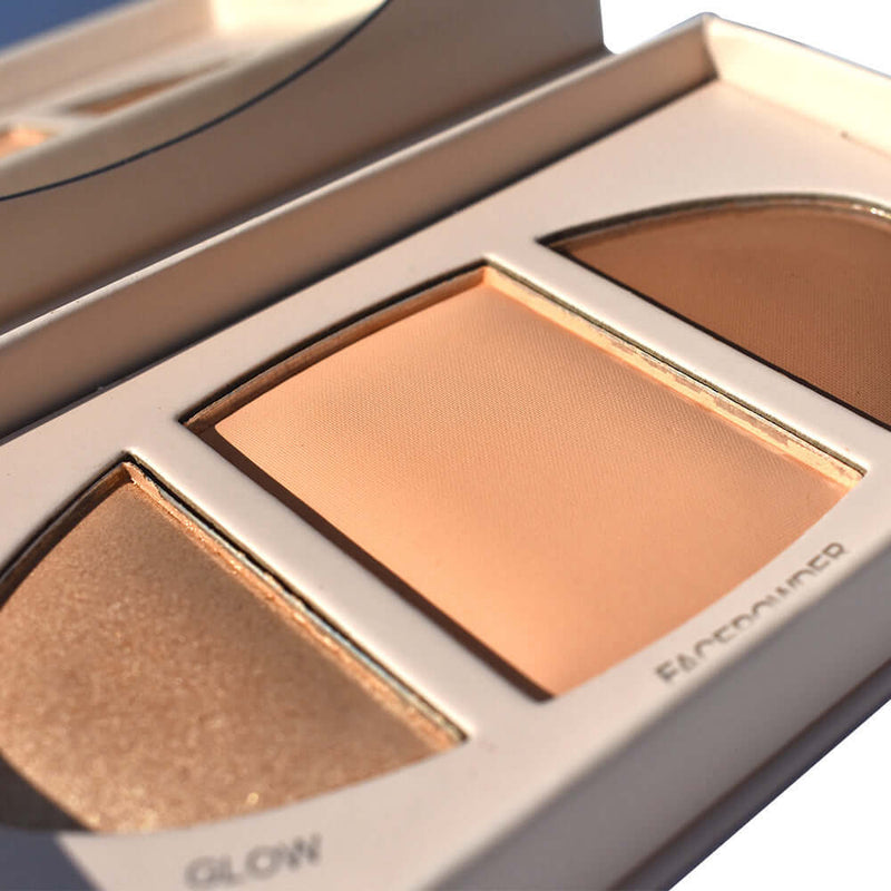Pressed contouring palette featuring matte shadow and highlights in tricolor for natural makeup looks.