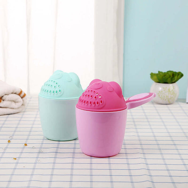 Baby shampoo cup set in pink and green, perfect for babies 6 months and older, made of durable PP material.