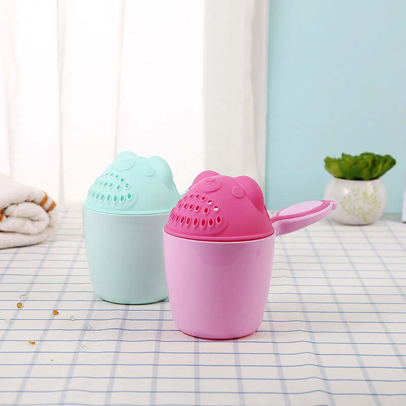 Baby shampoo cup set in pink and green, perfect for babies 6 months and older, made of durable PP material.